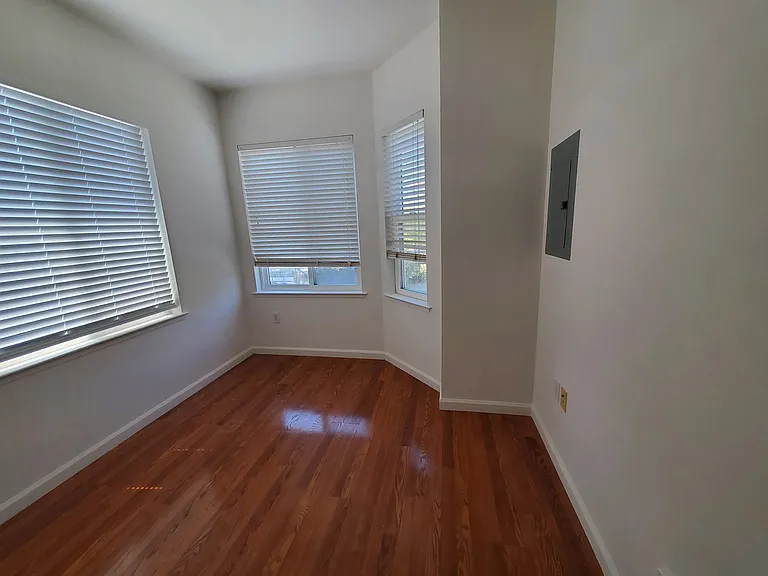 805 Rutland St — Photo 8