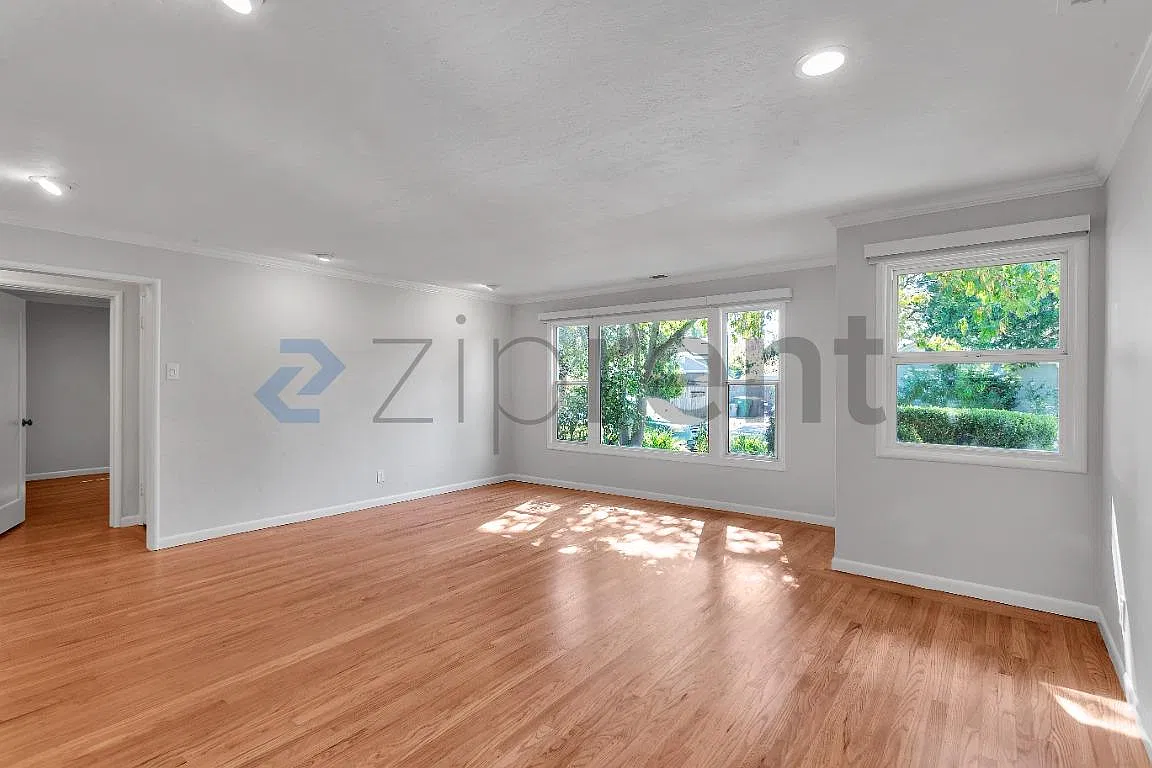 3 bed, 1095 sqft, $4,620 — Photo 3