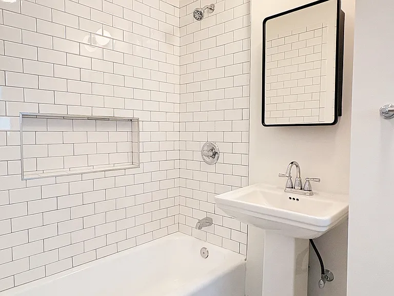 Primary en-suite full bath with original 1950s tub and new tile
