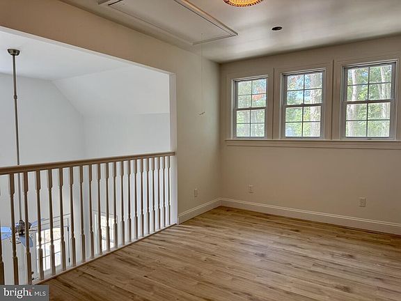 5th image of 39 Neale Dr