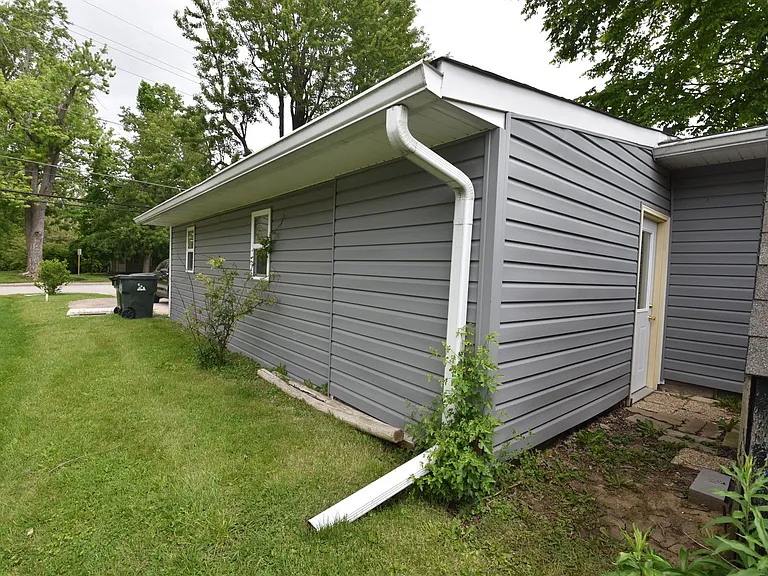 334 W Staat St — Photo 23