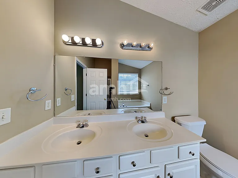 1394 Ivey Pointe Dr — Photo 11
