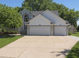 8764 Queens Gdns, Minneapolis, MN 55443