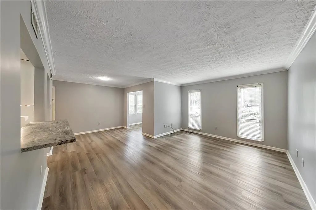 5159 Roswell Rd — Photo 2
