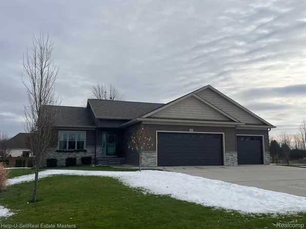 2820 Saint Helens Dr, Kimball, MI 48074