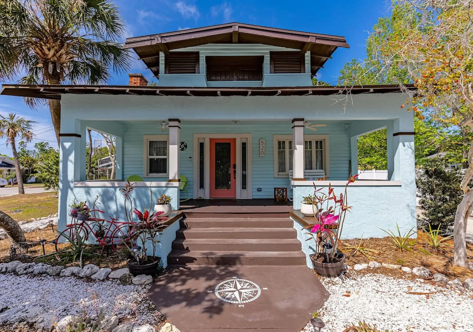 Basque Bungalow Family Friendly Pool Home Near Anna Maria Island — Photo 1