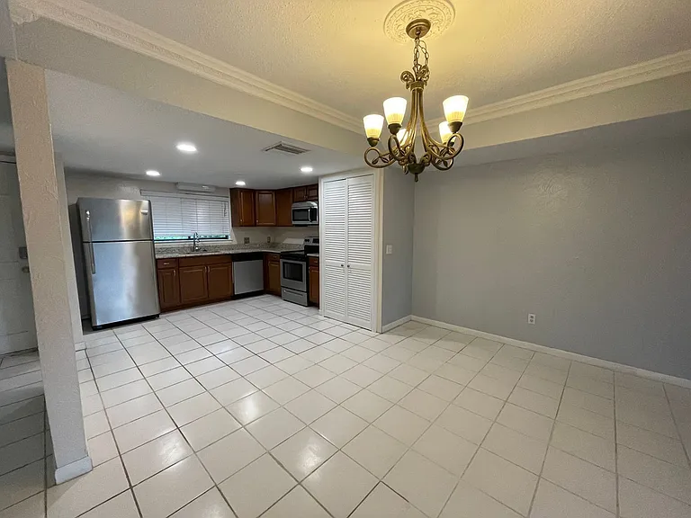 710 Raymond Cir — Photo 3