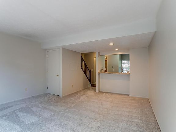 3rd image of 490 E Foxtrail Cres