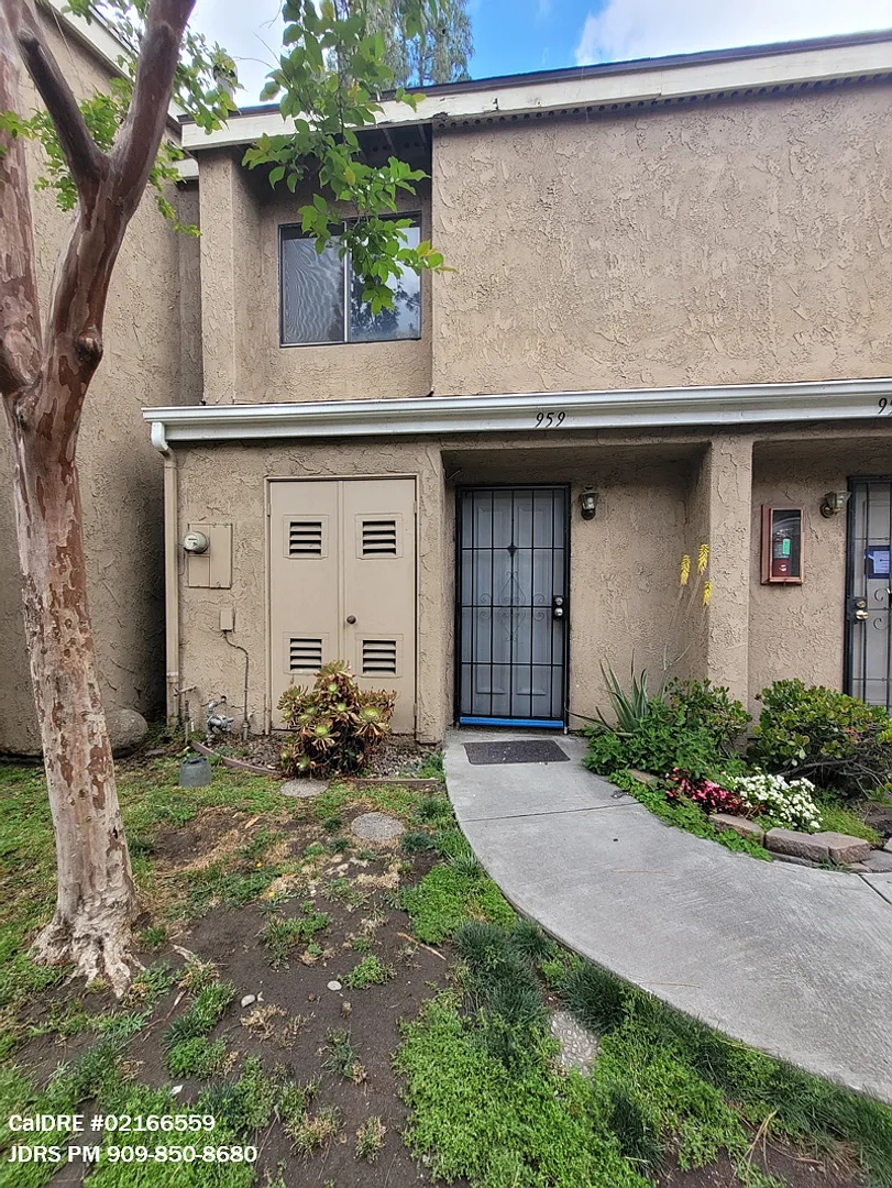 Price Lowered! Ontario 2 Bedroom Condo — Photo 1