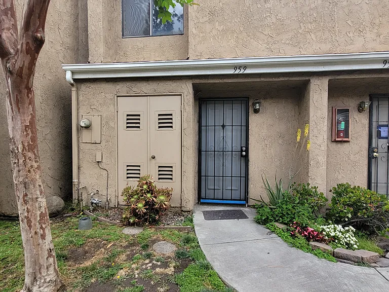 959 S Mountain Ave — Photo 1