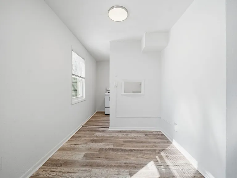 642 Dresden Dr — Photo 7