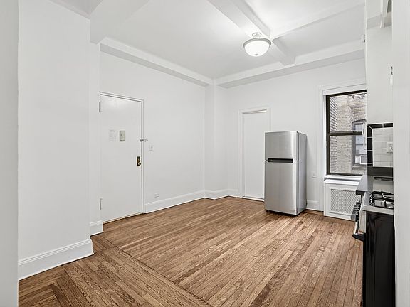 5th image of 19 W 69th St APT 803