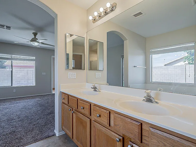 718 W Baylor Ln — Photo 29