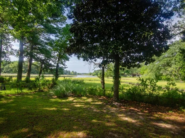 1285 River Oaks Dr, Norfolk, VA 23502