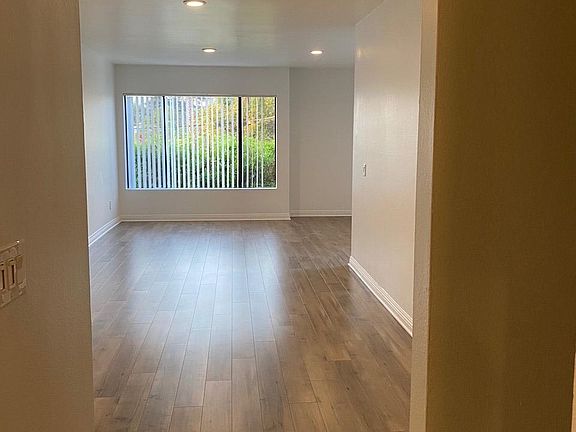 3rd image of 1019 E Glenoaks Blvd APT 211