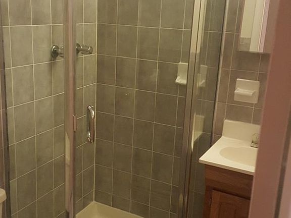 master bed bathroom