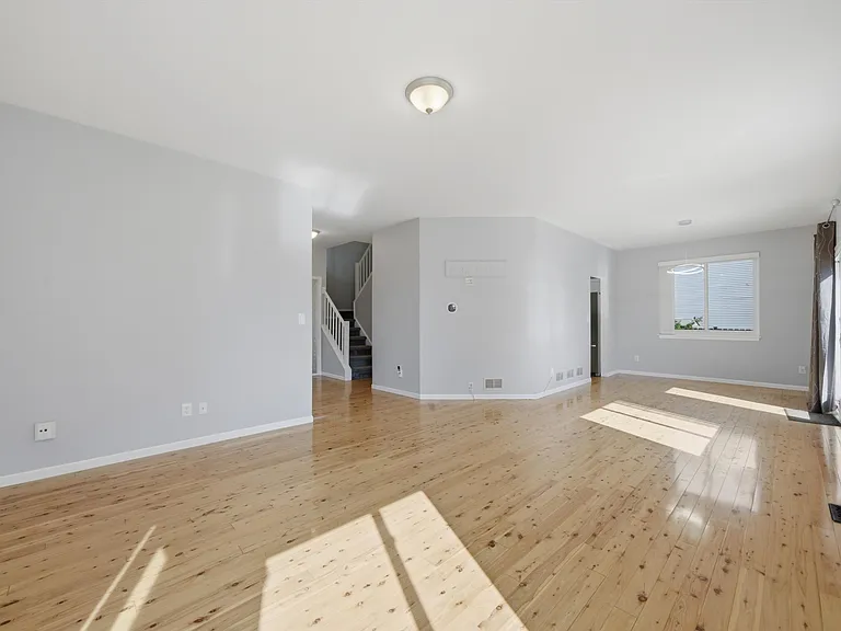 1912 Redwood Ln — Photo 2