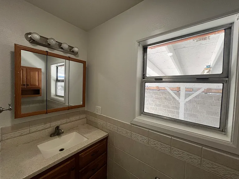 575 W Ash St — Photo 9
