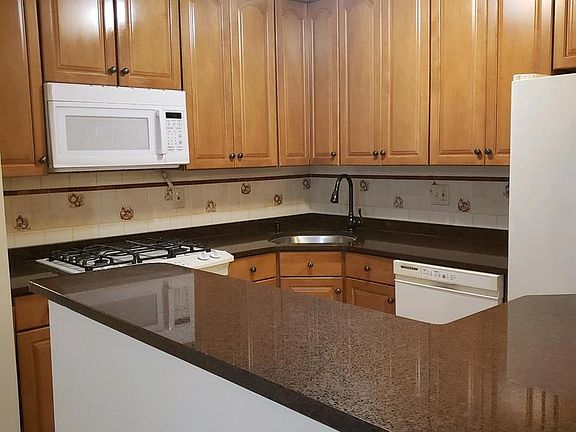 5th image of 303 Woodhollow Dr #303