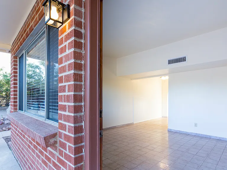 535 N Cimarron St — Photo 3