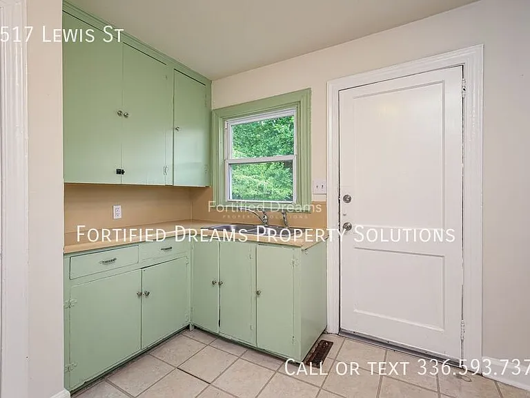 2517 Lewis St — Photo 6