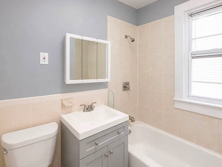 20-22 Ellis Ave #5 — Photo 1