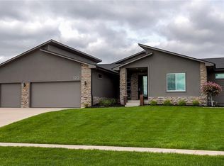 3210 162nd St, Urbandale, IA 50323