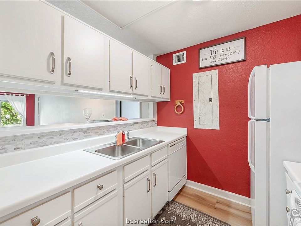 1st image of 519 Sw Pkwy #204