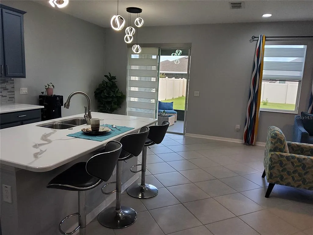 4 bed, 3.0 bath, 2566 sqft, $3,000 — Photo 4