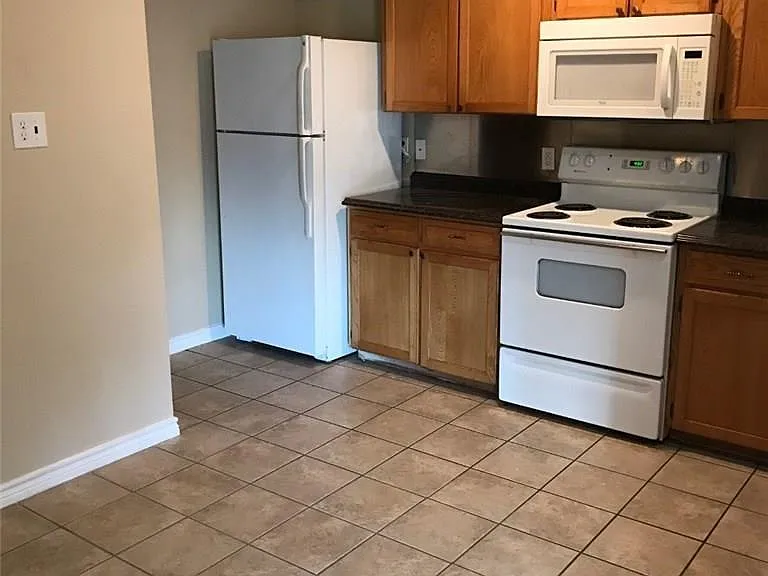 2806 Ridgecrest Dr — Photo 3