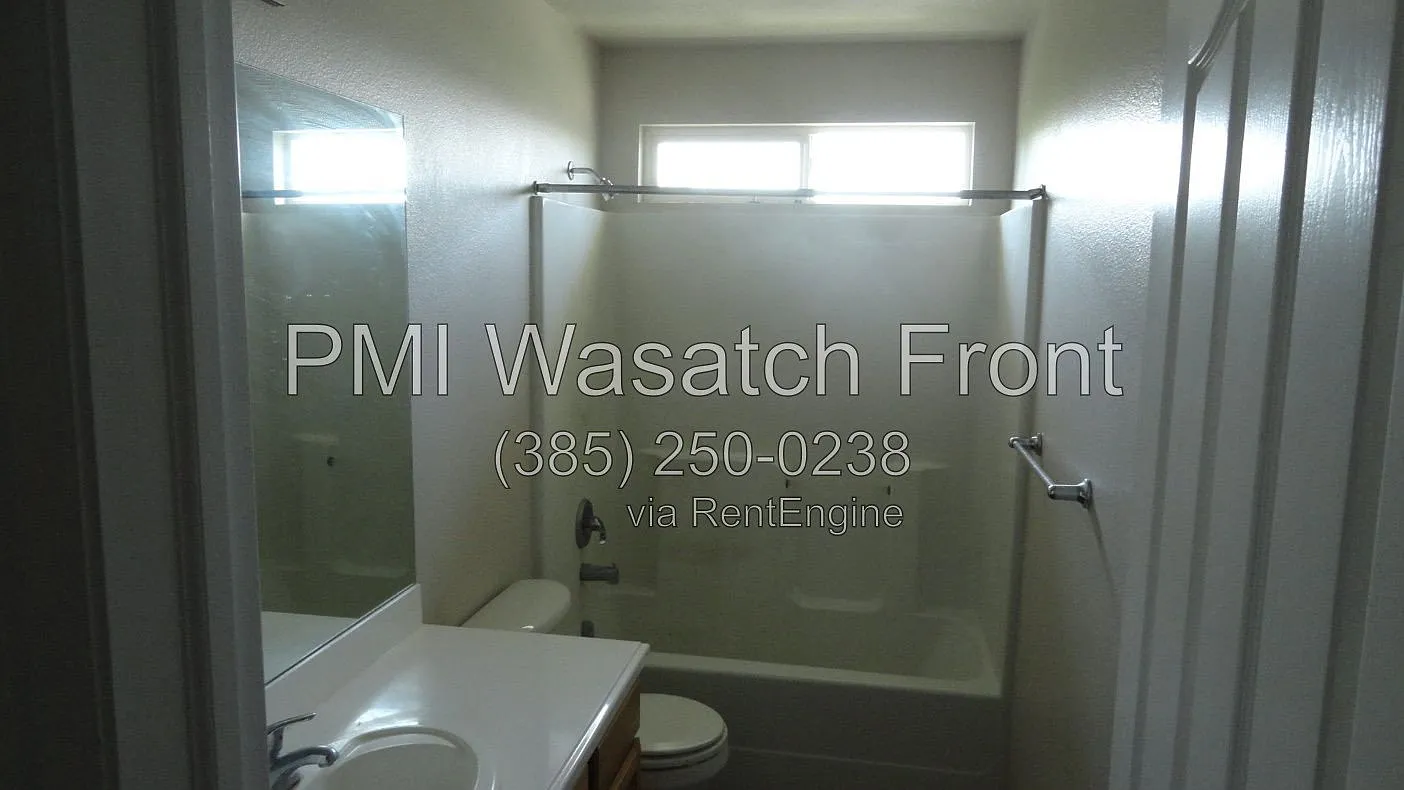 3 bed, 2.5 bath, 1748 sqft, $1,950 — Photo 3
