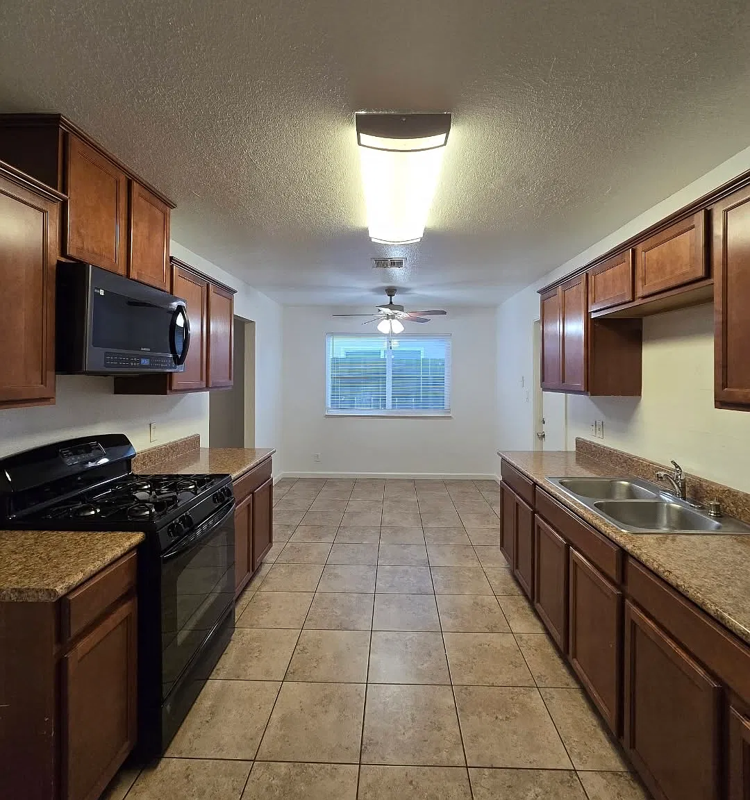 3 bed, 1200 sqft, $2,495 — Photo 4