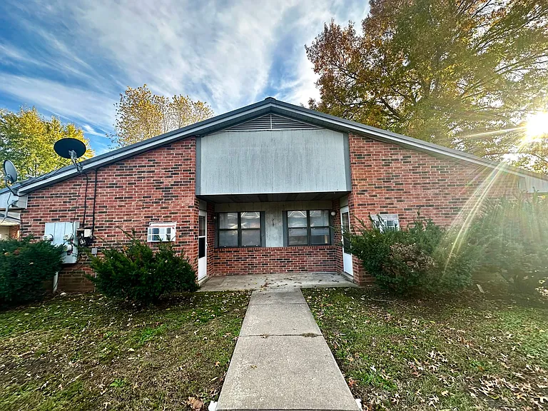 403 N Locust St — Photo 1