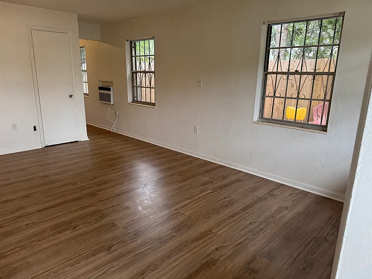 554 NE 2nd Ave — Photo 3