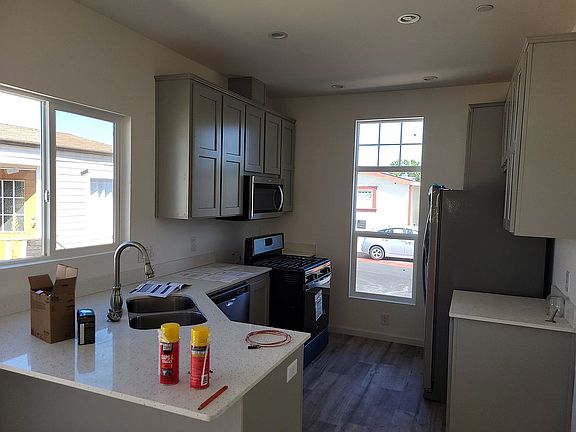 4th image of 2518 Barclay Ave