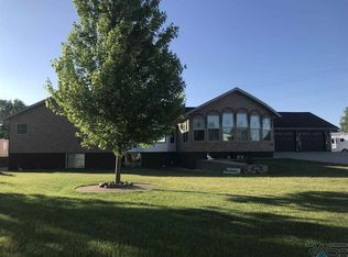 207 S Crescent St, Flandreau, SD 57028
