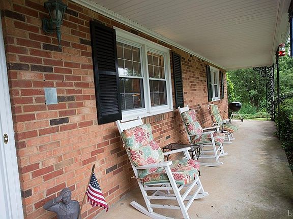 3rd image of 141 Yorkshire Cir