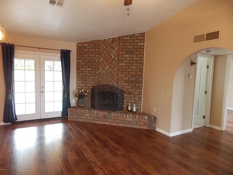 219 W Wagoner Rd — Photo 1