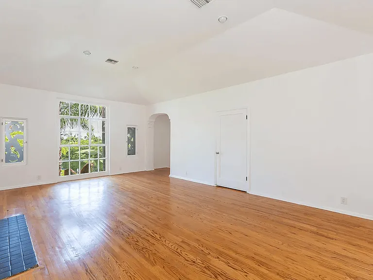 8491 Fountain Ave — Photo 27
