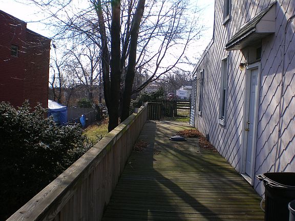 Side view of deck to back yard