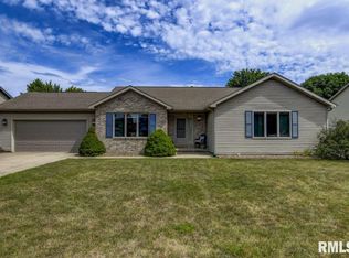 807 Oakbrook Ave, Chatham, IL 62629