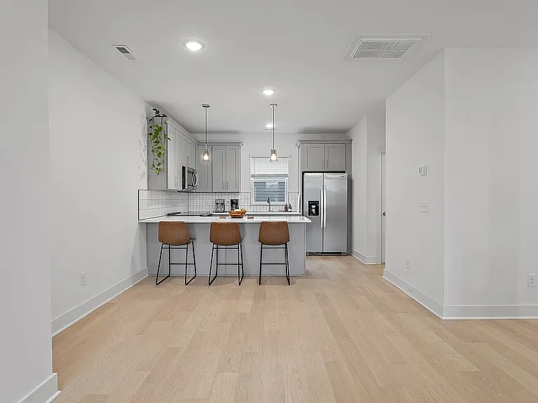 550 Markham St #4 — Photo 8