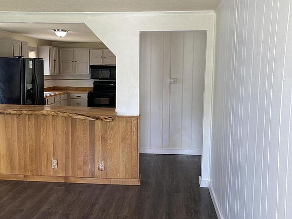 2nd image of 407 Meadow Park