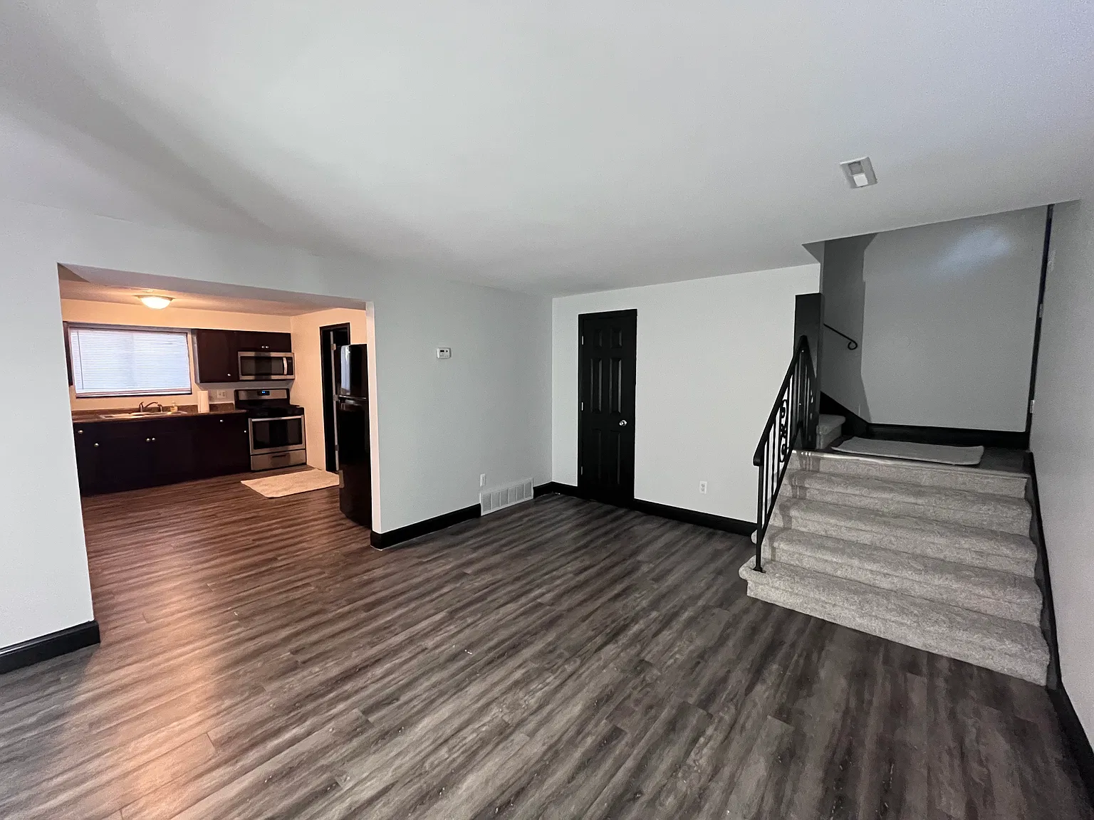 2 bed, 1.5 bath, 1100 sqft, $1,650 — Photo 3