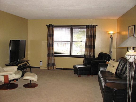 3rd image of 905 Valley Dr
