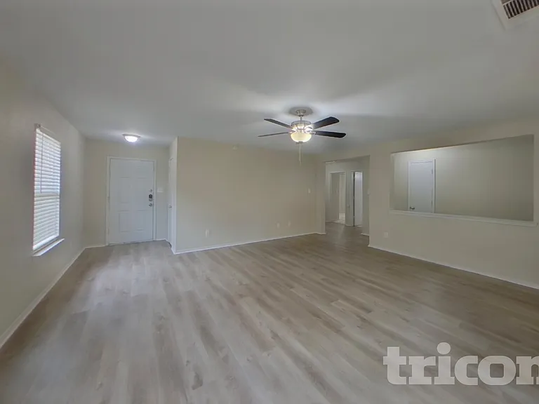 5423 Sabine Ln — Photo 2