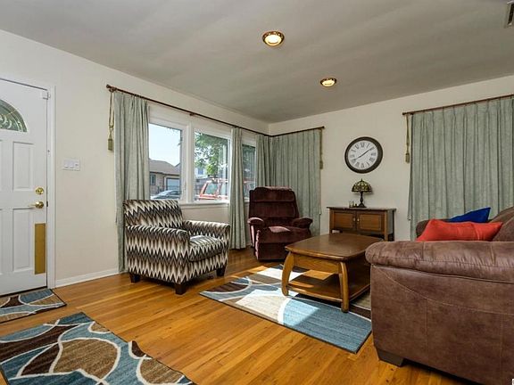 3rd image of 10533 Leolang Ave