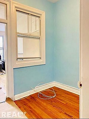 3rd image of 129 Montrose Ave #2RR