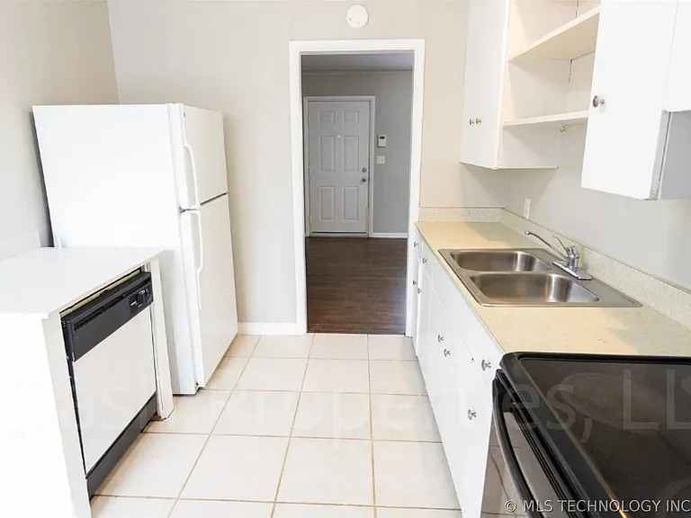 3724 S Knoxville Ave — Photo 7