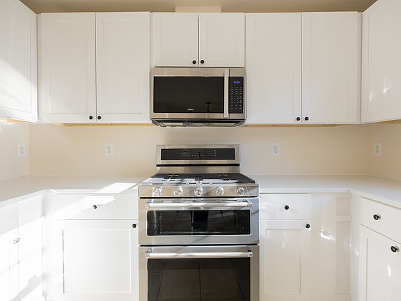 3rd image of 12866 Hyannis Ln